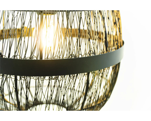 Detaljvy av en hängande trådlampa med en tänd glödlampa