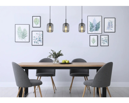 Matsal med matbord, stolar, hänglampor och väggbilder