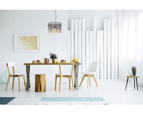 Matsal med träbord, stolar, hänglampa och dekorativa element i ljus miljö