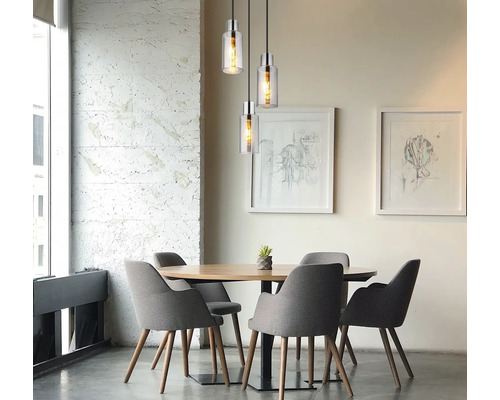 Matsal med matbord, stolar och hänglampor med glaskroppar