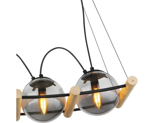 Pendellampa med trädetaljer och sfäriska lampskärmar i glas