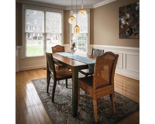 Matsal med matbord, stolar och pendellampor