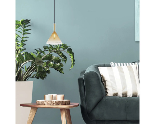 Miljöbild med hänglampa, soffa och krukväxt på ett sidobord