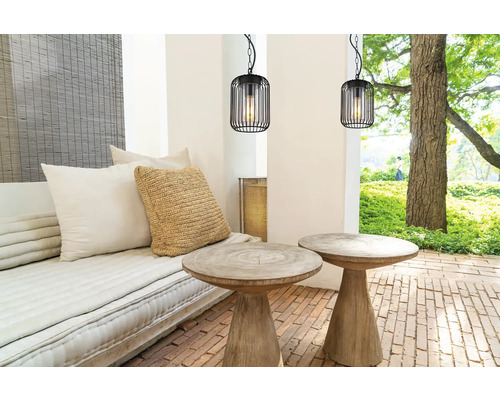 Terrass med sittgrupp, två träbord och två svarta hänglampor