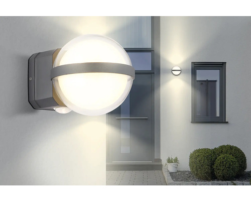 Utomhuslampa med rörelsedetektor på en husvägg