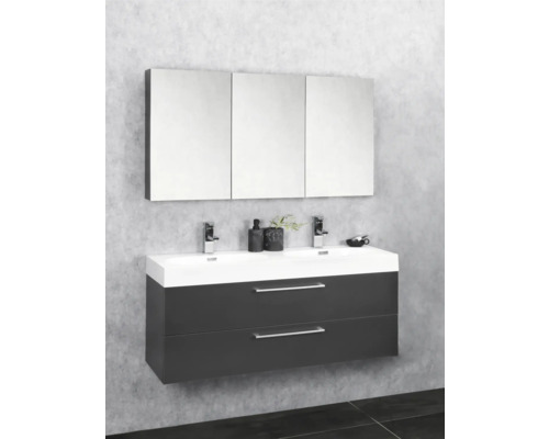 Tvättställsskåp med två lådor, handfat och spegelskåp i badrummet.