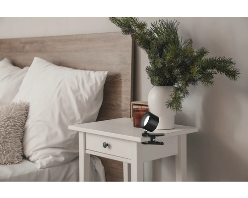 Sovrumsmiljö med sängbord och en klämspot