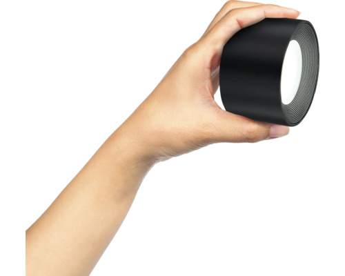 En hand håller en rulle isoleringstejp.