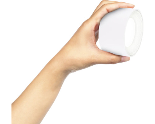 En hand håller en rulle tätningsband