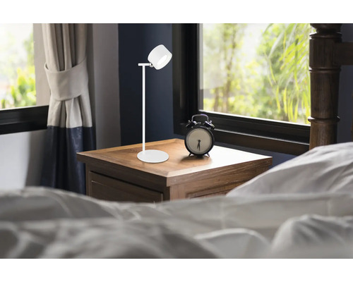 Sängbord med lampa och väckarklocka i sovrummet