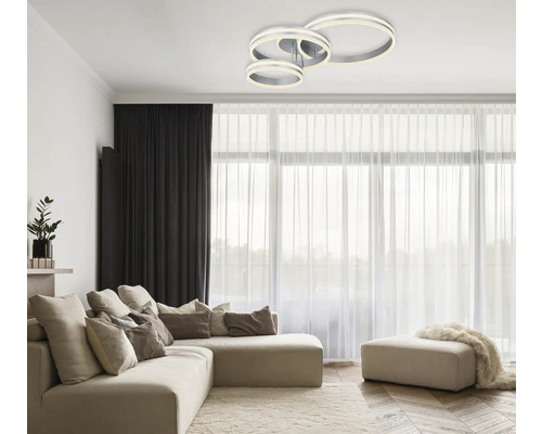 Vardagsrum med soffa och LED-taklampa i ringform