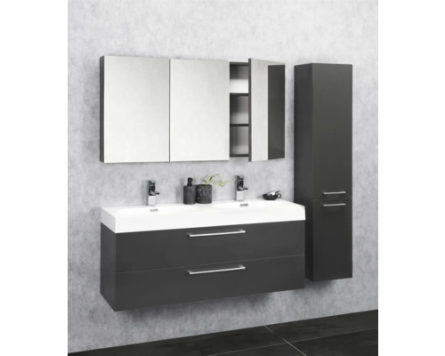 Badrum med dubbla handfat, spegelskåp och högskåp