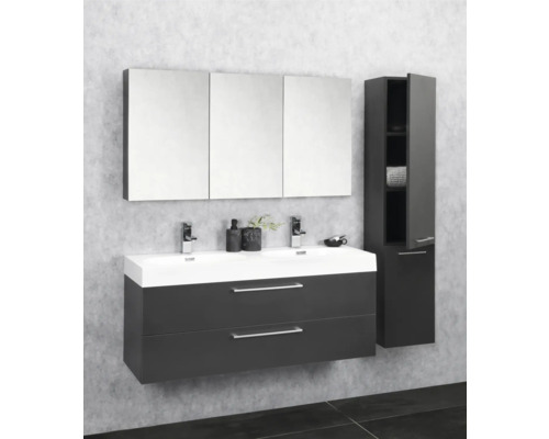 Badrum med dubbla handfat, spegelskåp och högskåp