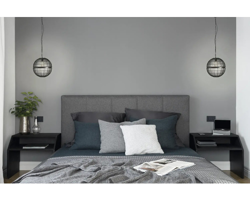 Ljust sovrum med säng, sängbord och hänglampor