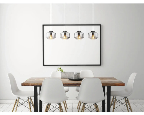 Matsal med träbord, vita stolar och pendellampor