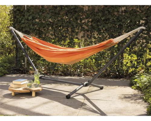 Orange hängmatta med stålram i trädgården