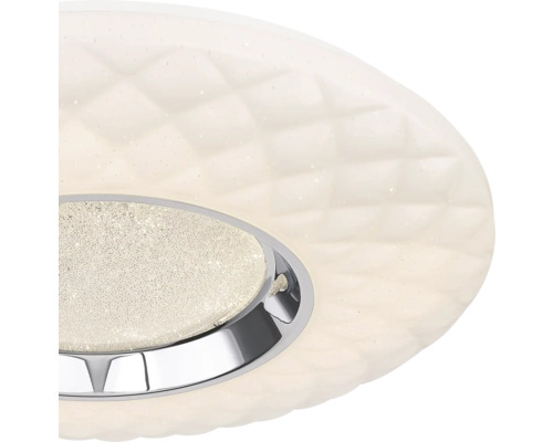 Detaljvy av en taklampa med rutmönster och kromfärgade detaljer