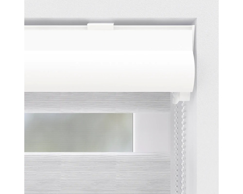 Detaljvy av en dubbel rullgardin i fönstret