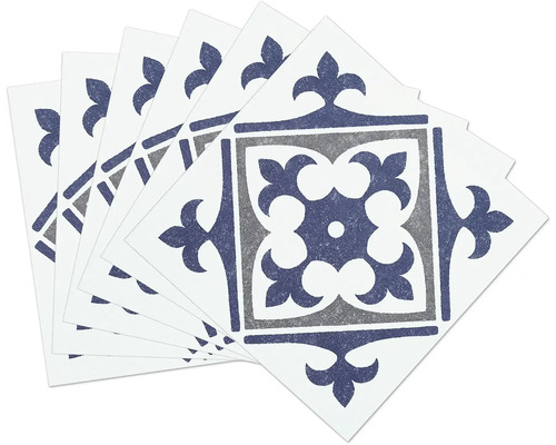 Flera plattor med blommönster