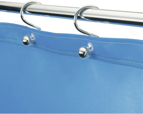 Blått duschdraperi med duschdraperiringar på duschstång