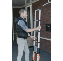 Man hanterar en teleskopisk stege.