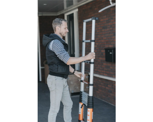 Man hanterar en teleskopisk stege.