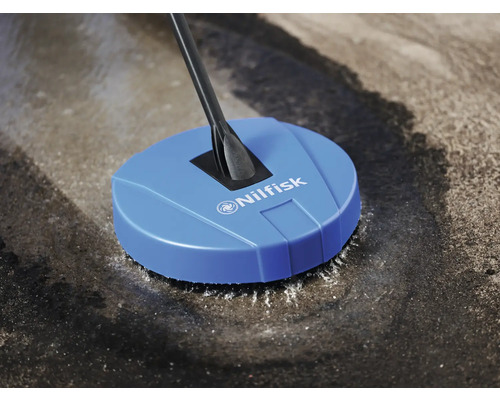 Nilfisk ytrengörare i drift på en terrass