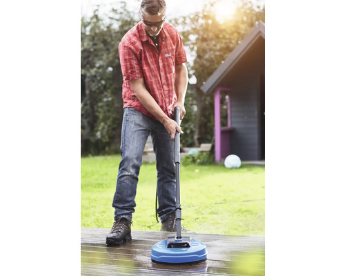 Man rengör träterrass med altantvätt