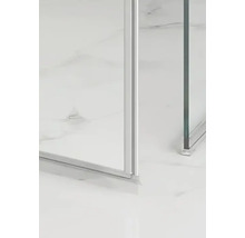 Detaljvy av en duschkabin med glas och metallram