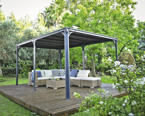 Trädgårdsscen med paviljong, loungemöbler och träterrass