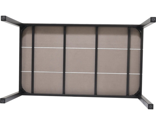 Underifrånvy av ett bord med metallram och tygklädsel