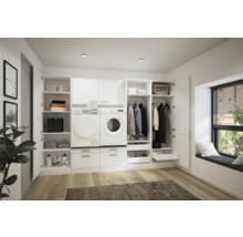 Tvättstuga med tvättmaskin, torktumlare och skåp för förvaring av tvätt