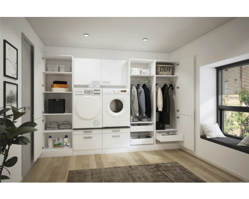 Tvättstuga med tvättmaskin, torktumlare och skåp för förvaring av tvätt