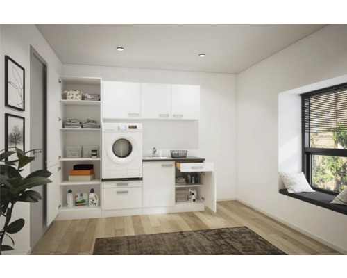 Ljust tvättrum med tvättmaskin, hyllor och skåp