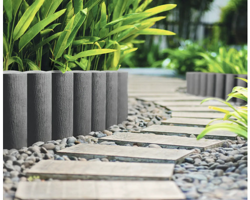 Trädgårdsscen med gräskantstenar och en gångväg av stenplattor