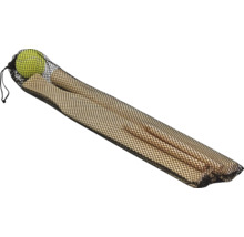 Kubb-spel i ett svart nät med en gul boll