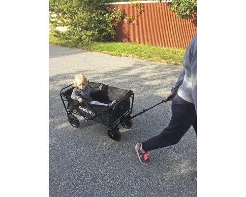 Kärra med barn dras av vuxen