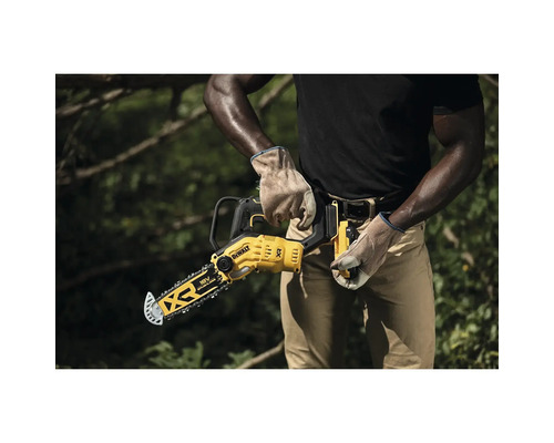 En person håller i en gul DeWalt batteridriven motorsåg