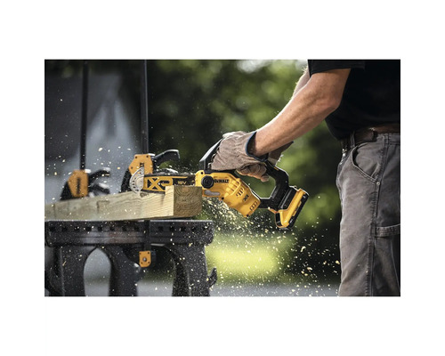 Person sågar trä med en batteridriven motorsåg från Dewalt