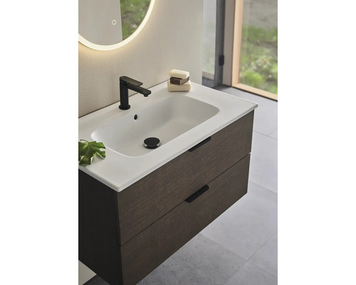 Badrum med tvättställsskåp, handfat och armatur