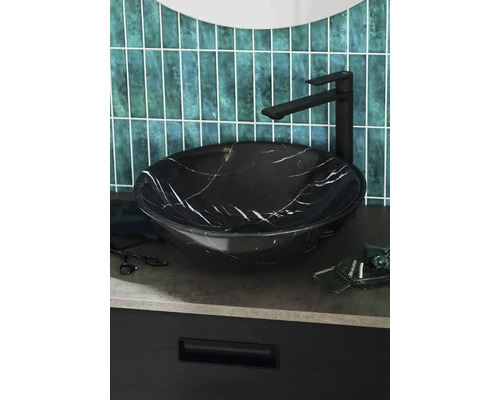 Tvättställ med svart marmorlook och armatur i badrummet