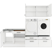 Tvättstuga med tvättmaskin, torktumlare, diskho och vita skåp