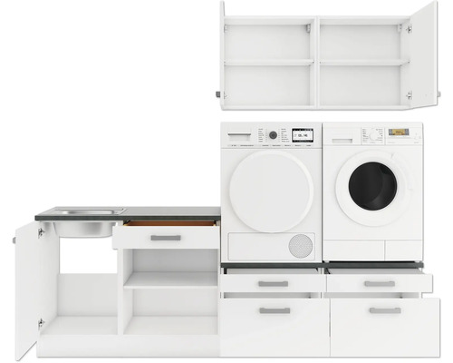 Tvättstuga med tvättmaskin, torktumlare, diskho och vita skåp