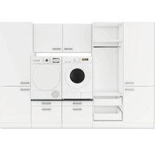 Tvättstuga med tvättmaskin, torktumlare, skåp och lådor