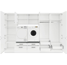 Vit garderob med tvättmaskin, torktumlare och öppna dörrar