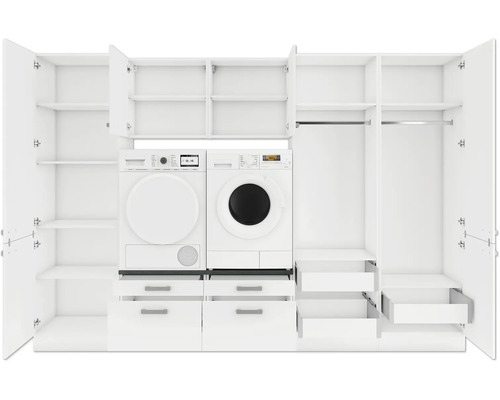 Vit garderob med tvättmaskin, torktumlare och öppna dörrar