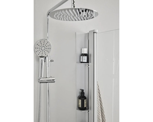 Duscharmatur med takdusch och handdusch samt duschhylla med vårdprodukter