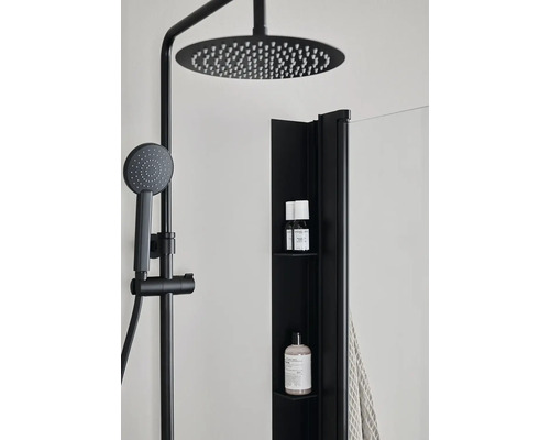 Svart duschset med takdusch och handdusch bredvid en duschvägg med integrerade hyllor för förvaring av vårdprodukter