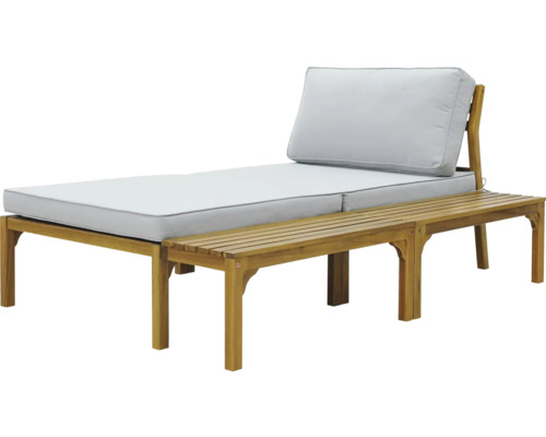 Träsolbädd med ljusgrå dynor och sidobord