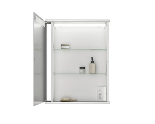 Öppet spegelskåp med belysning, glashyllor och uttag för badrummet.